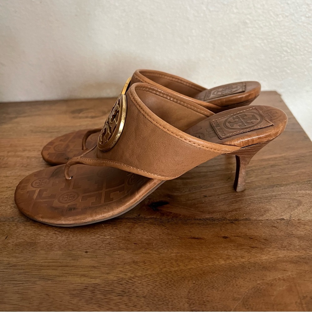 Tory Burch Tan Kitten Heel Sandal Gold Logo Size 8M - Picture 6 of 16